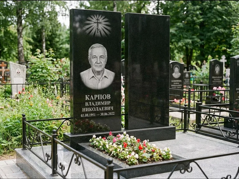 Памятник из чёрного гранита — ступенчатая стела с золочёным крестом, работа «Панкратов» в Ханты-Мансийске