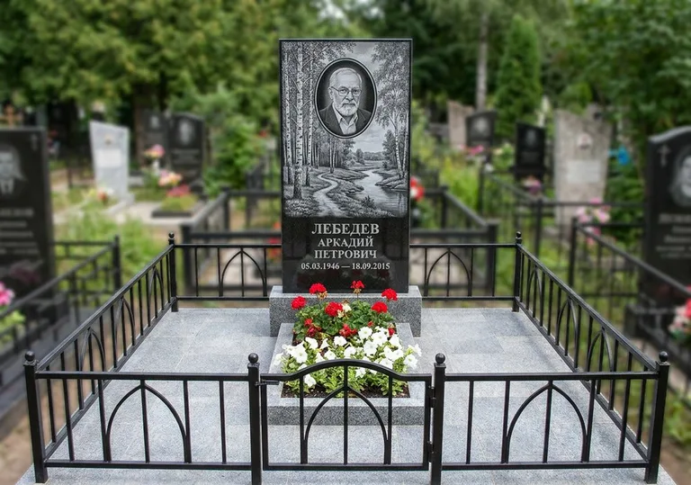 Памятник с гравировкой берёзовой рощи, портретом и надписью в Ханты-Мансийске