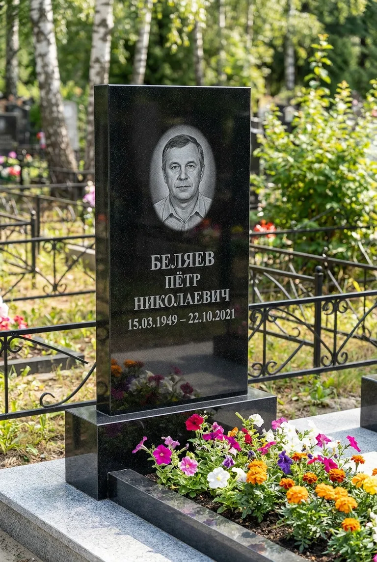 Вертикальный чёрный гранитный памятник под ключ с цветником в Ханты-Мансийске