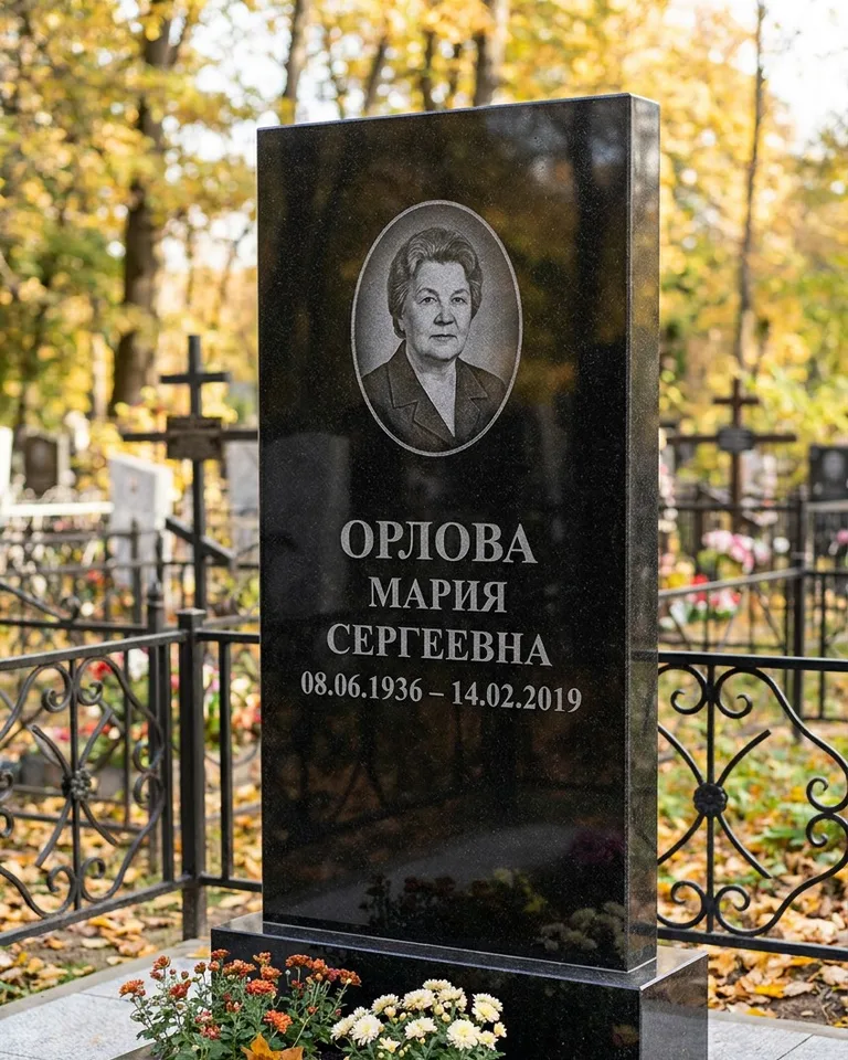 Вертикальный серый гранитный памятник под ключ, осень в Ханты-Мансийске