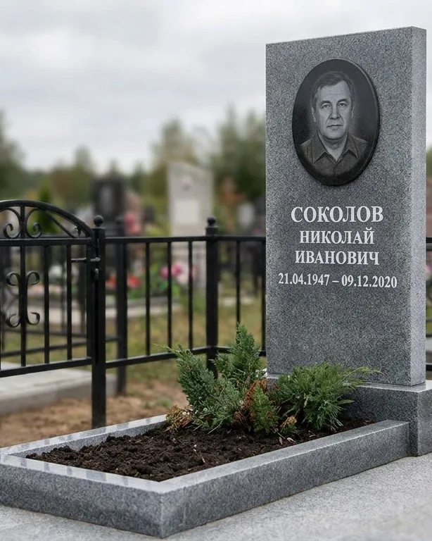 Чёрный памятник под ключ на гранитном цоколе в Ханты-Мансийске