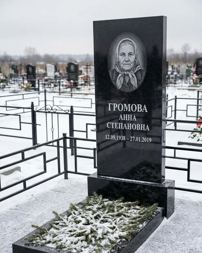 Простой вертикальный памятник под ключ зимой в Ханты-Мансийске