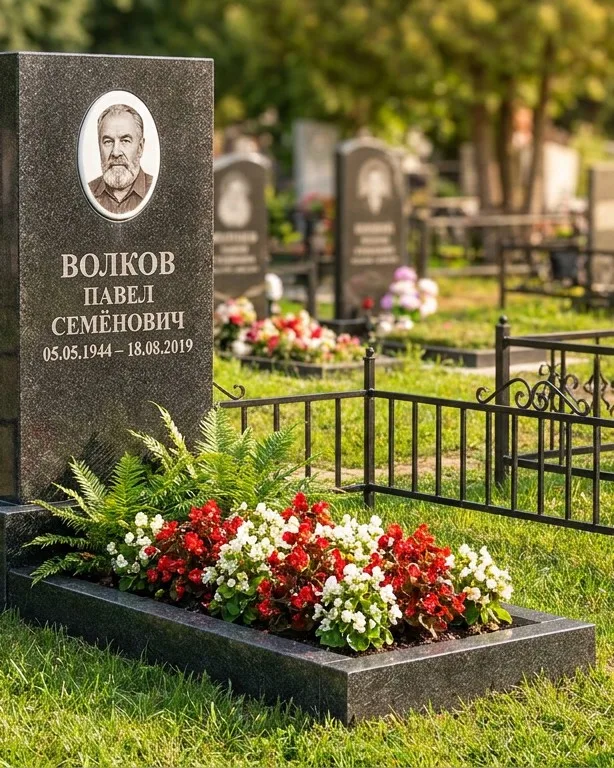 Тёмно-серый памятник под ключ с художественной гравировкой в Ханты-Мансийске