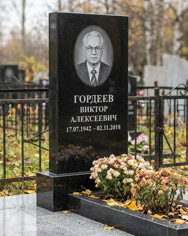 Памятник под ключ с гранитным цоколем и плиткой в Ханты-Мансийске