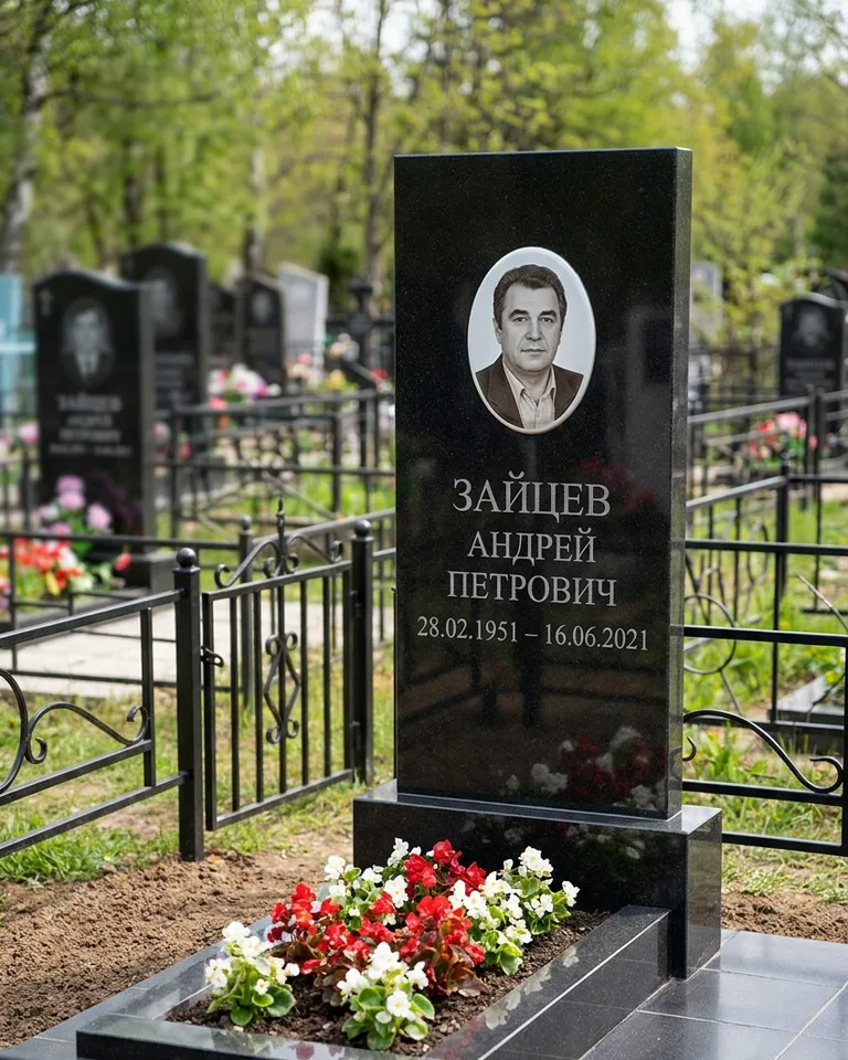 Памятник под ключ с гранитной вазой и цветами в Ханты-Мансийске