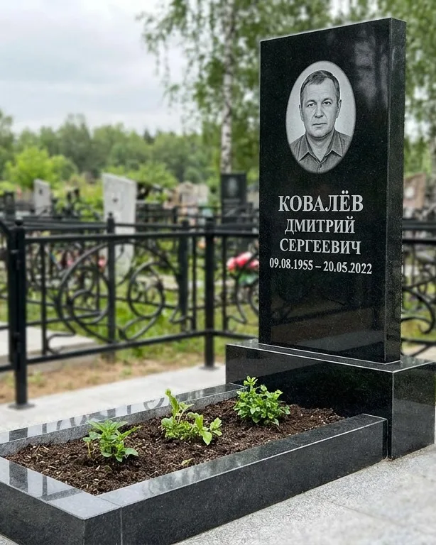 Горизонтальный серый памятник под ключ, осень в Ханты-Мансийске