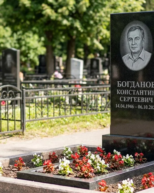 Низкий горизонтальный памятник под ключ с цветником в Ханты-Мансийске