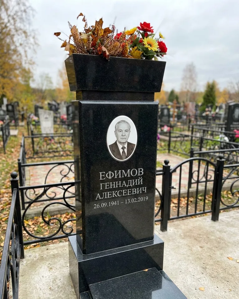 Двойной семейный памятник под ключ с портретами в Ханты-Мансийске