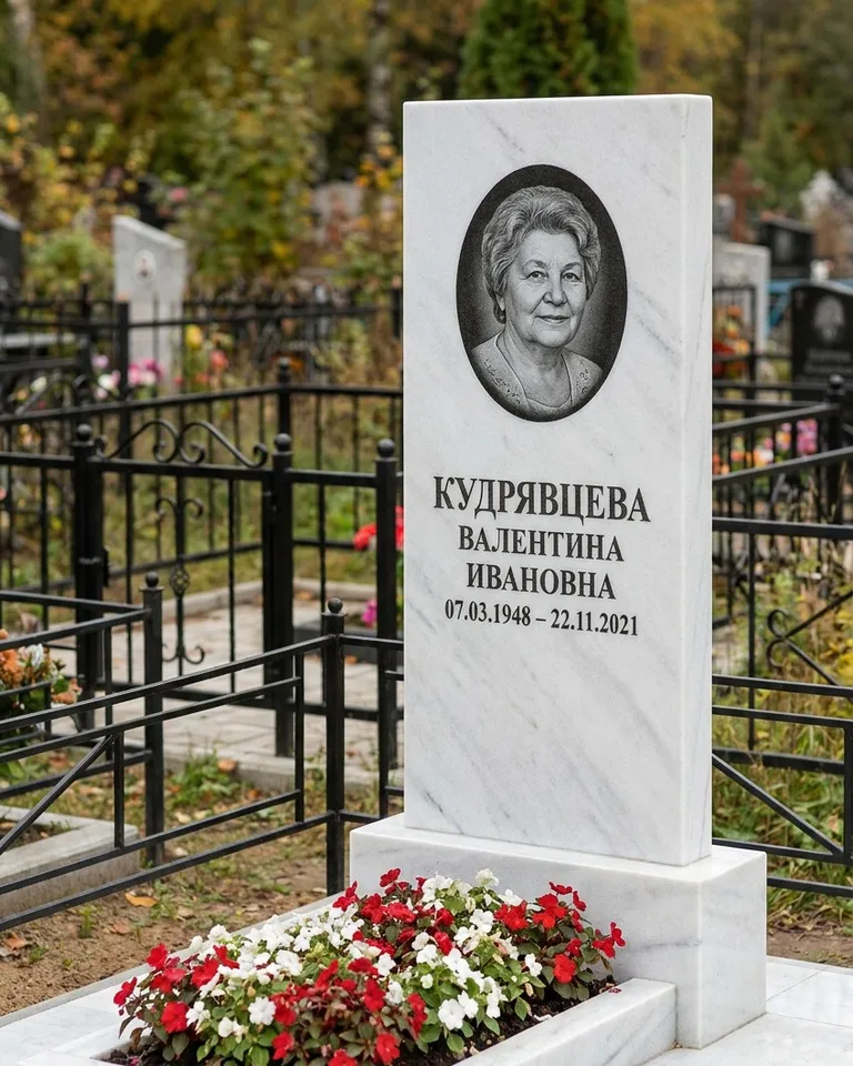 Двойной памятник под ключ с цоколем и плиткой в Ханты-Мансийске