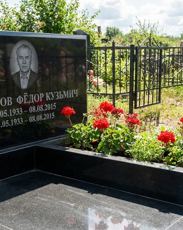 Двойной памятник под ключ с крестом в Ханты-Мансийске