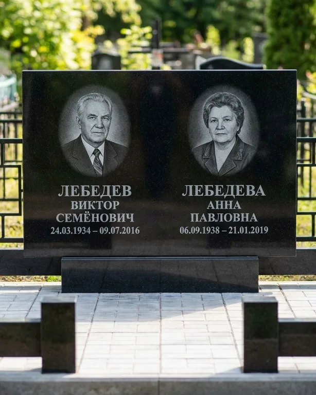 Памятник под ключ из красного гранита в Ханты-Мансийске
