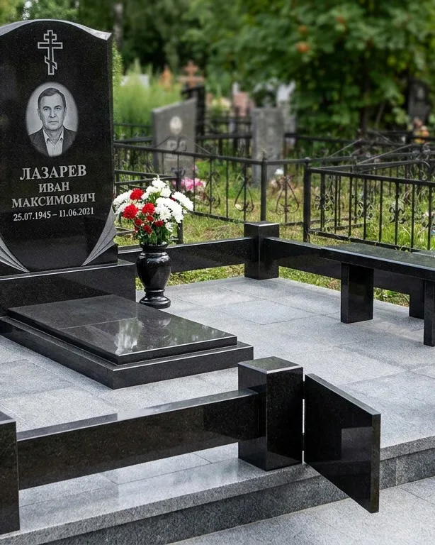 Памятник под ключ зимой с венком в Ханты-Мансийске