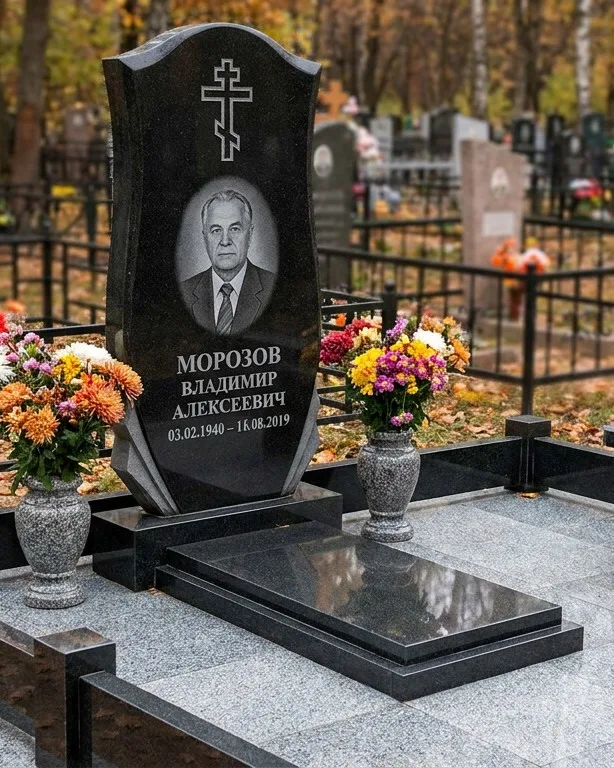Памятник под ключ со скамьёй и мощением в Ханты-Мансийске