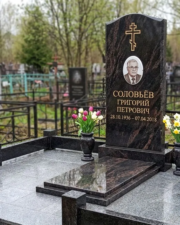 Памятник под ключ с гранитным цоколем и вазой, осень в Ханты-Мансийске