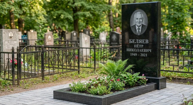 Памятник под ключ в Ханты-Мансийске — гранитная стела с цветником и благоустройством, установлен под ключ