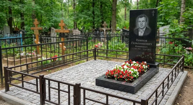 Памятник под ключ с цветником и благоустройством в Ханты-Мансийске