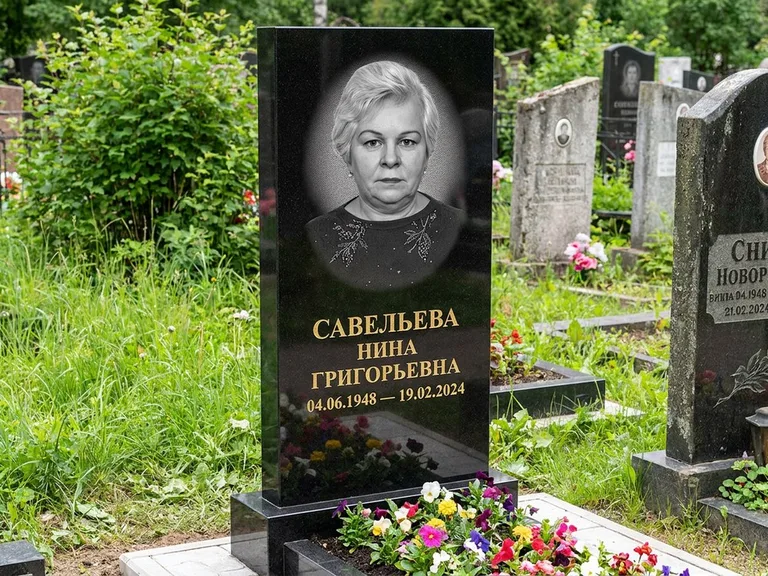 Портрет на памятнике в Ханты-Мансийске — Паспортное фото восстановили и награвировали на чёрной стеле