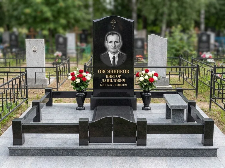 Портрет на памятнике в Ханты-Мансийске — Старый снимок → гравировка на премиум-комплексе с плиткой и оградой