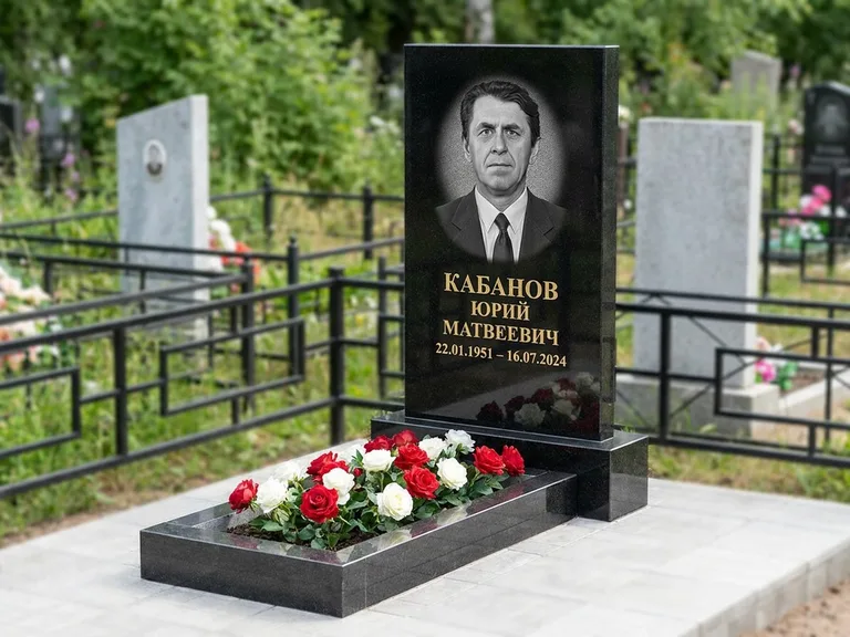 Портрет на памятнике в Ханты-Мансийске — Старый снимок → гравировка на вертикальной стеле