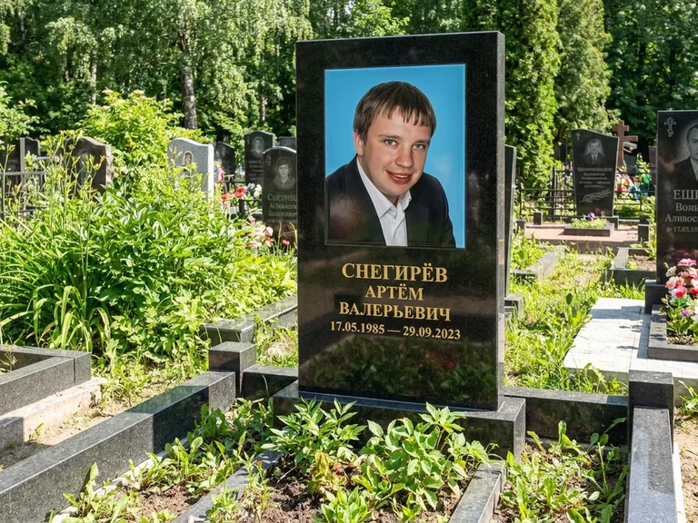 Портрет на памятнике в Ханты-Мансийске — Цветное фото → прямоугольная фотокерамика на чёрном граните