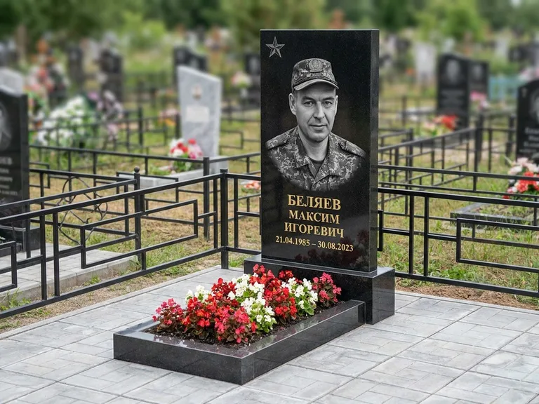 Портрет на памятнике в Ханты-Мансийске — Военное фото → цветная фотокерамика, гравированная звезда