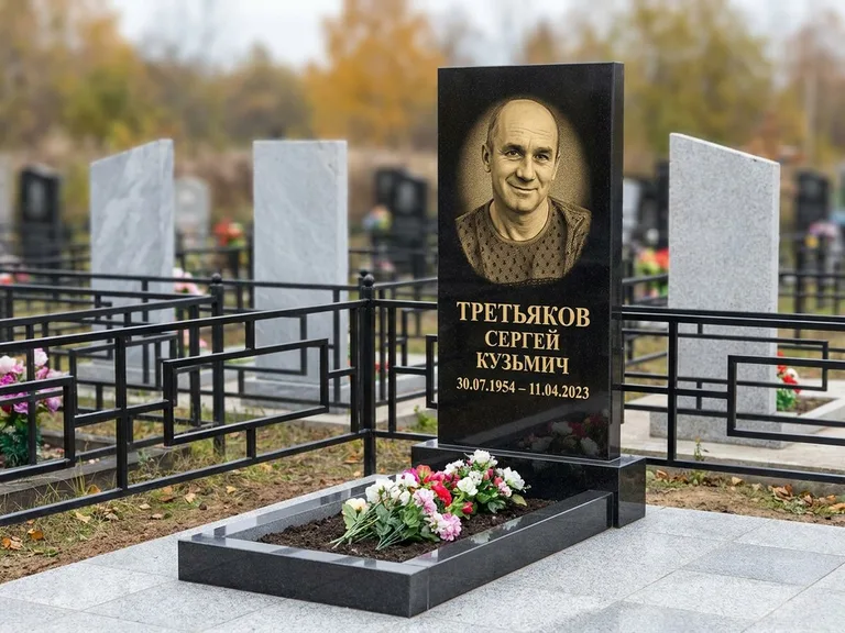 Портрет на памятнике в Ханты-Мансийске — Восстановленный портрет → гравировка на вертикальной стеле