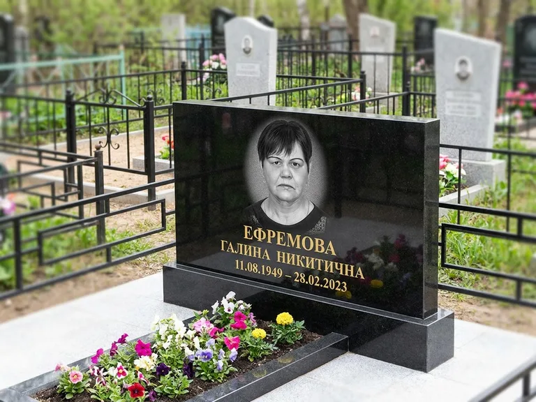 Портрет на памятнике в Ханты-Мансийске — Ч/б портрет → гравировка на горизонтальном памятнике