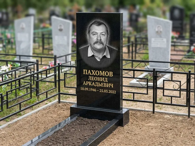 Портрет на памятнике в Ханты-Мансийске — Маленькое фото → гравировка на простом бюджетном памятнике