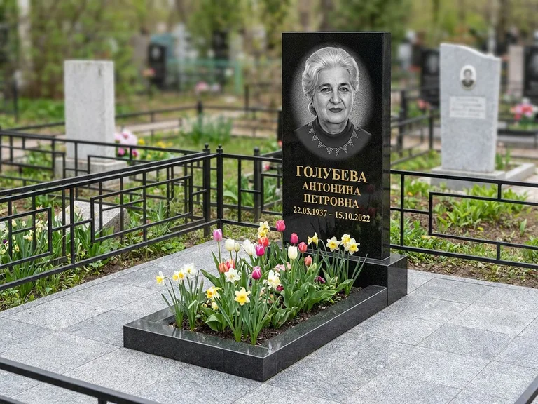 Портрет на памятнике в Ханты-Мансийске — Выцветший скан восстановили и награвировали на стеле