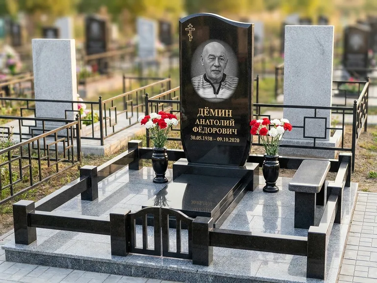 Портрет на памятнике в Ханты-Мансийске — Реставрация → гравировка на премиум-комплексе