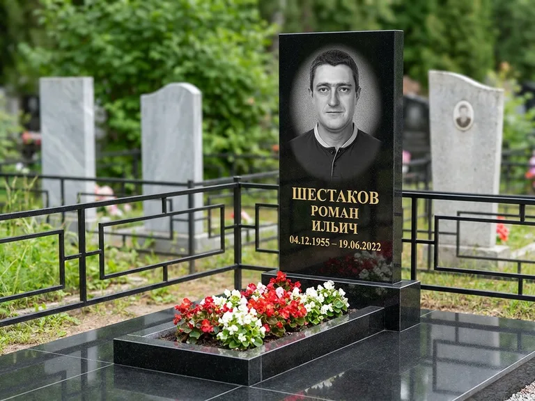 Портрет на памятнике в Ханты-Мансийске — Ч/б портрет → гравировка на стеле