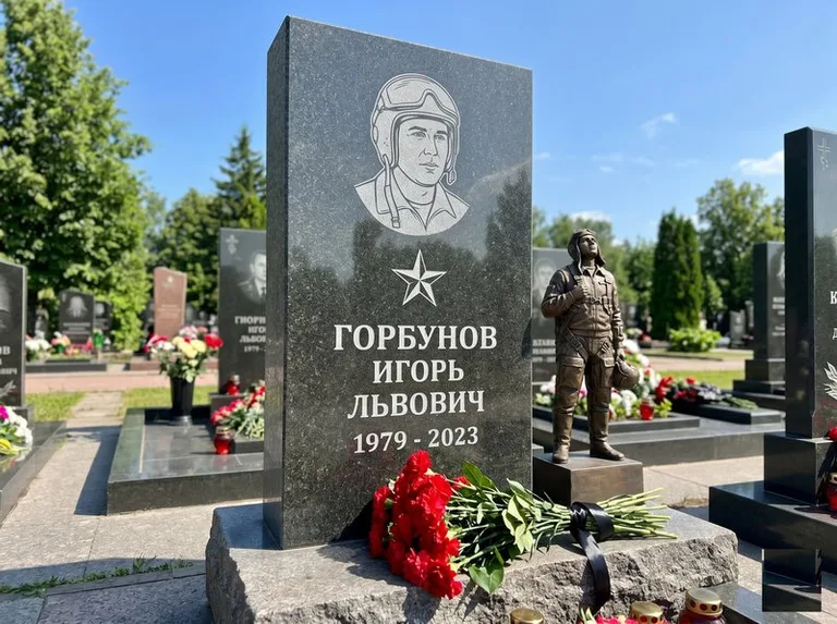 Гранитная фигура лётчика на памятнике военному со звездой в Ханты-Мансийске
