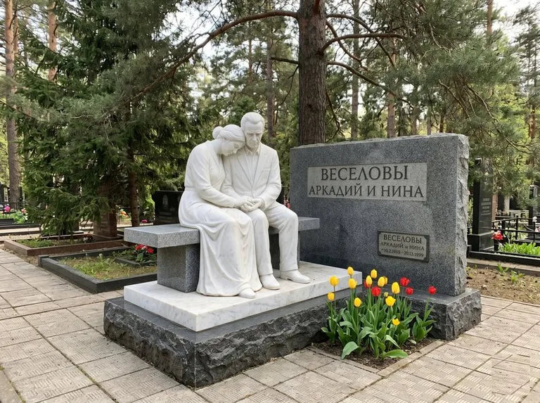 Мраморная скорбящая пара на эксклюзивном мемориале в Ханты-Мансийске