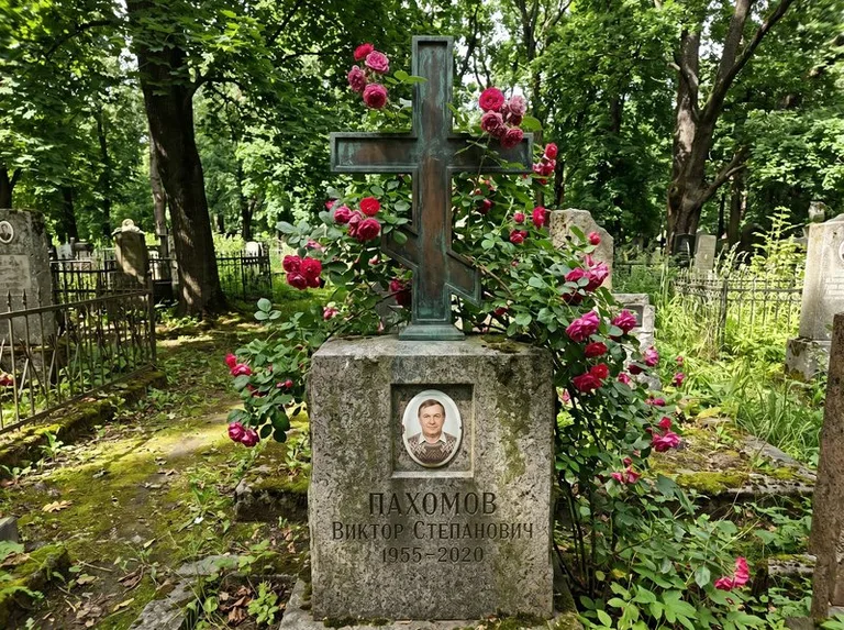 Бронзовый крест с розами на гранитной плите в Ханты-Мансийске