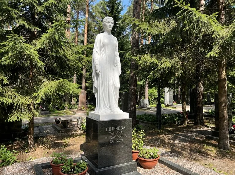 Ростовая женская фигура с портретным сходством на мемориале в Ханты-Мансийске