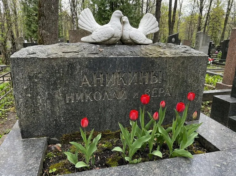 Пара голубей из литьевого мрамора на гранитной плите в Ханты-Мансийске