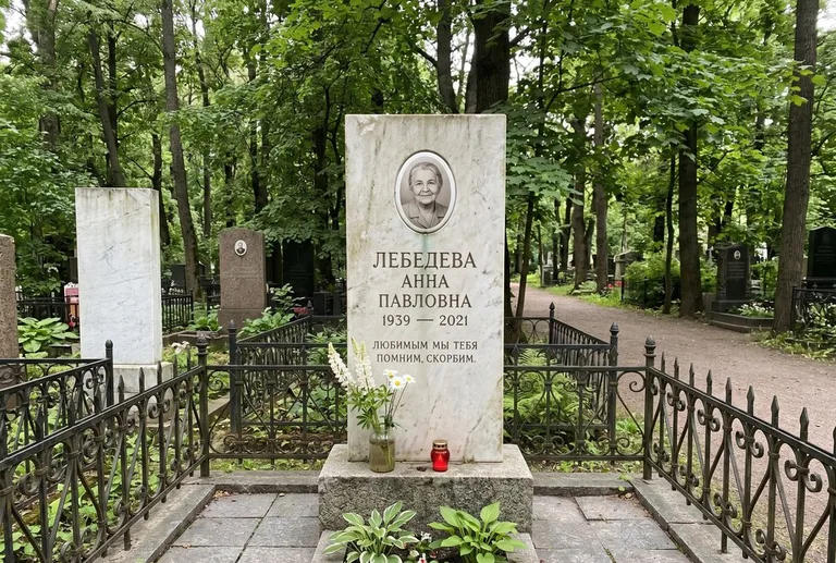 Уборка могилы до и после осенью — городское кладбище в Ханты-Мансийске