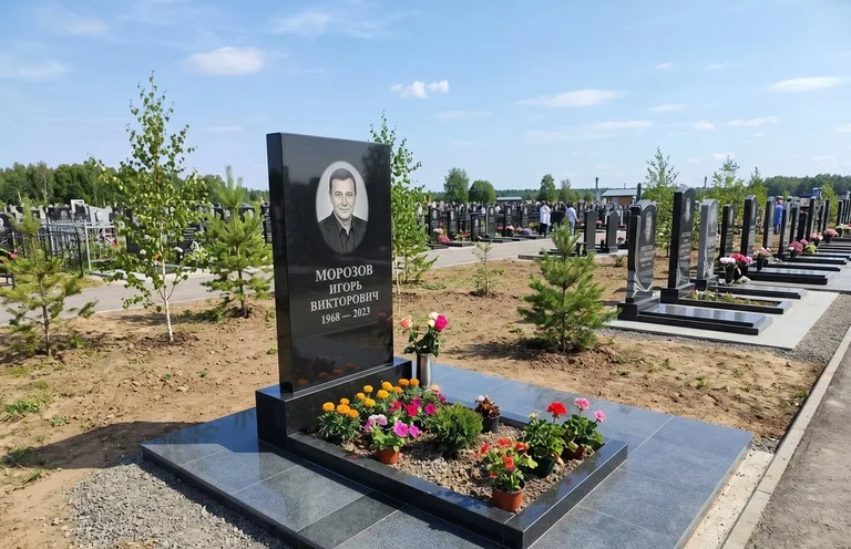 Уборка могилы со скамьёй до и после в Ханты-Мансийске