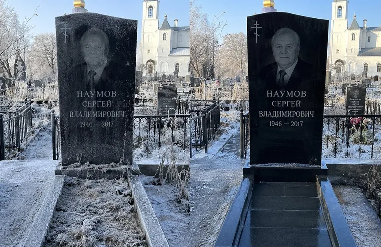 Диптих №18: могила с деревянным крестом и низкой оградкой — выполота трава в Ханты-Мансийске