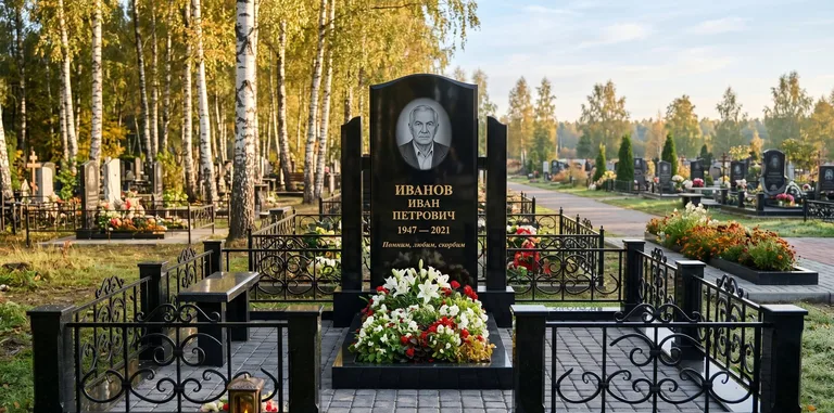Мемориальный комплекс с цветником и оградой в Ханты-Мансийске