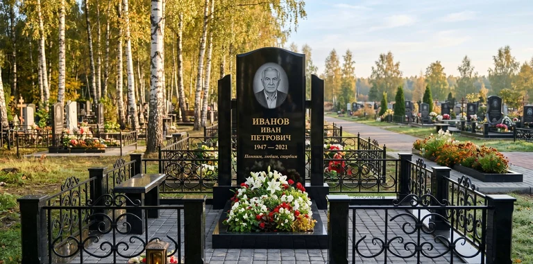 Установка памятника на могилу под ключ в Ханты-Мансийске — гранитный мемориальный комплекс, ограда, плитка, благоустройство