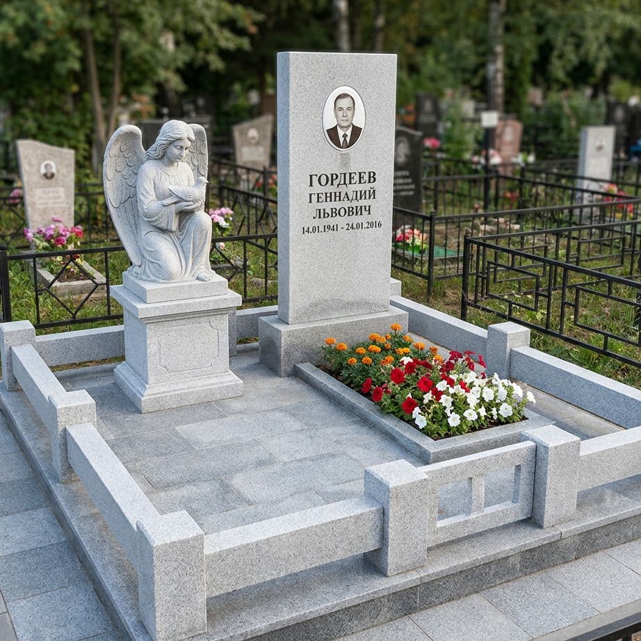 Пример дизайна: Памятник со скульптурой ангела из серого гранита — фото и цена