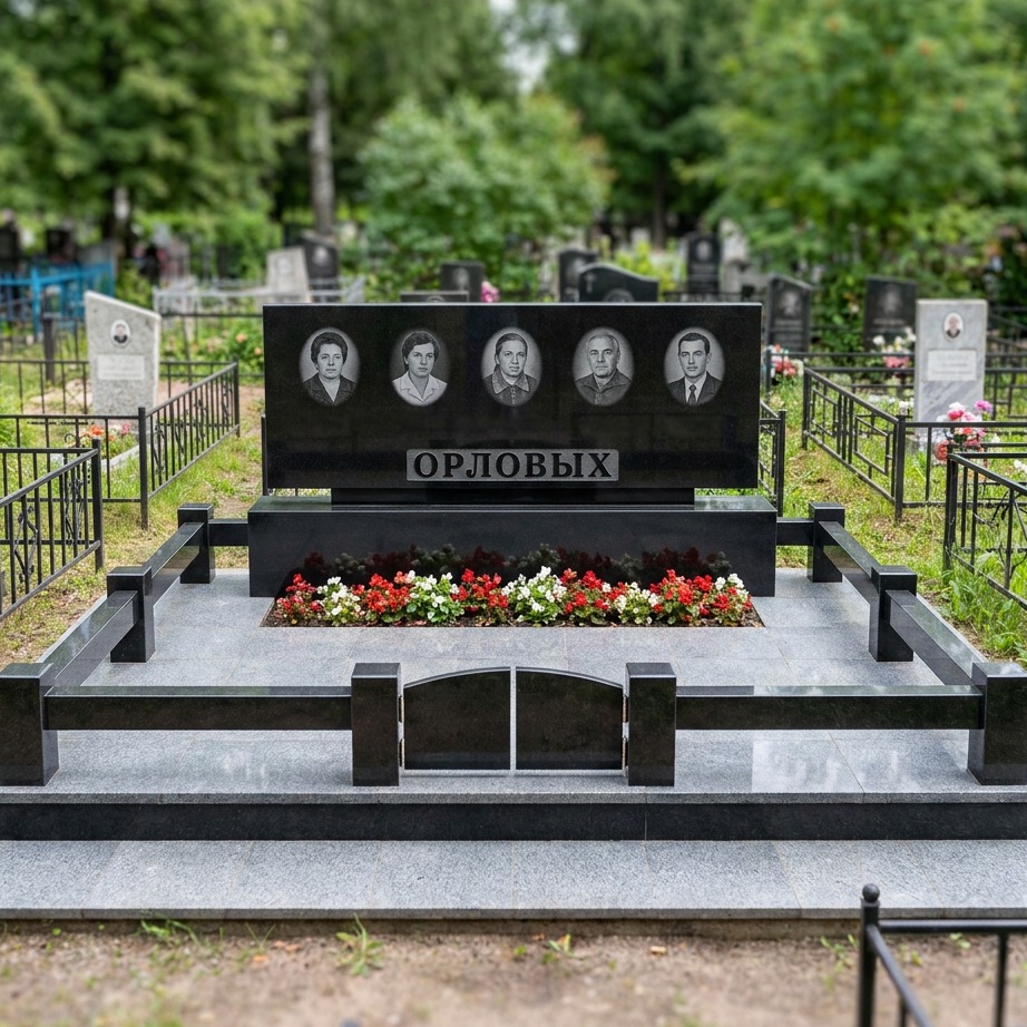 Пример дизайна: Семейный памятник из чёрного гранита на пять человек — фото и цена