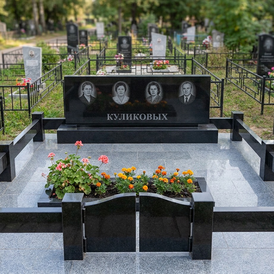Пример дизайна: Семейный памятник на четверых из черного гранита — фото и цена
