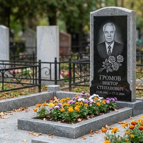 Мемориал с розой и портретом из мансуровского гранита