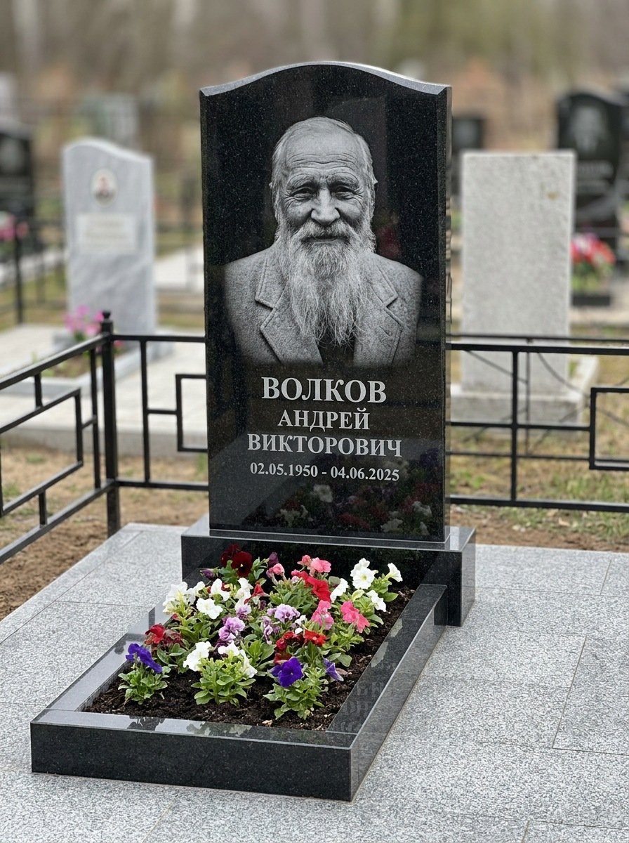 Портрет на памятнике в Ханты-Мансийске — Старый снимок восстановили, портрет по грудь — гравировка